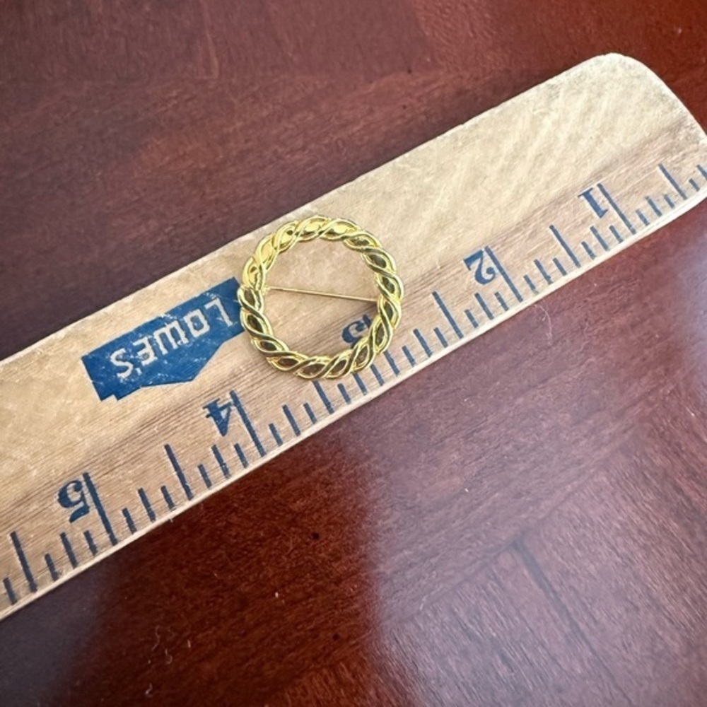 Vintage Gold Tone Wreath Brooch
